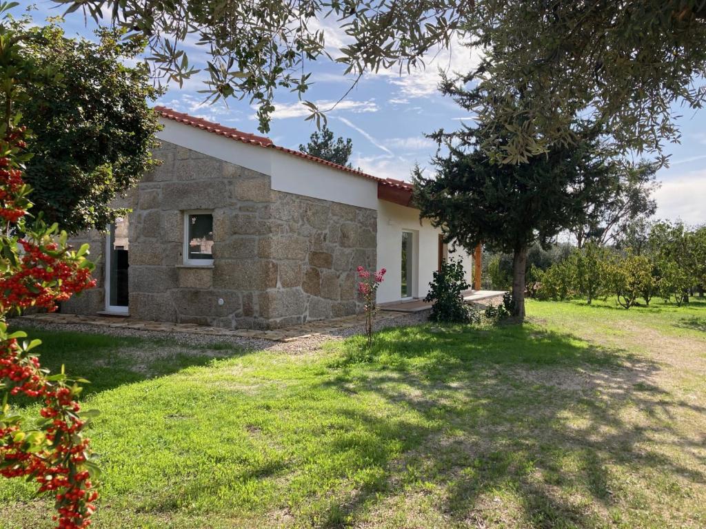 贝尔蒙特Ar da Beira - Serra da Estrela的享有带庭院的石头房子的景色
