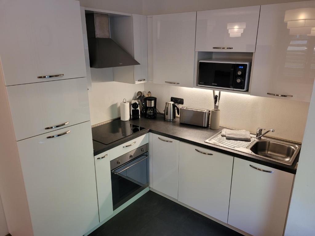 Cham&#39;Heart, 4-star apartments in Chamonix centre with free private parking的厨房或小厨房