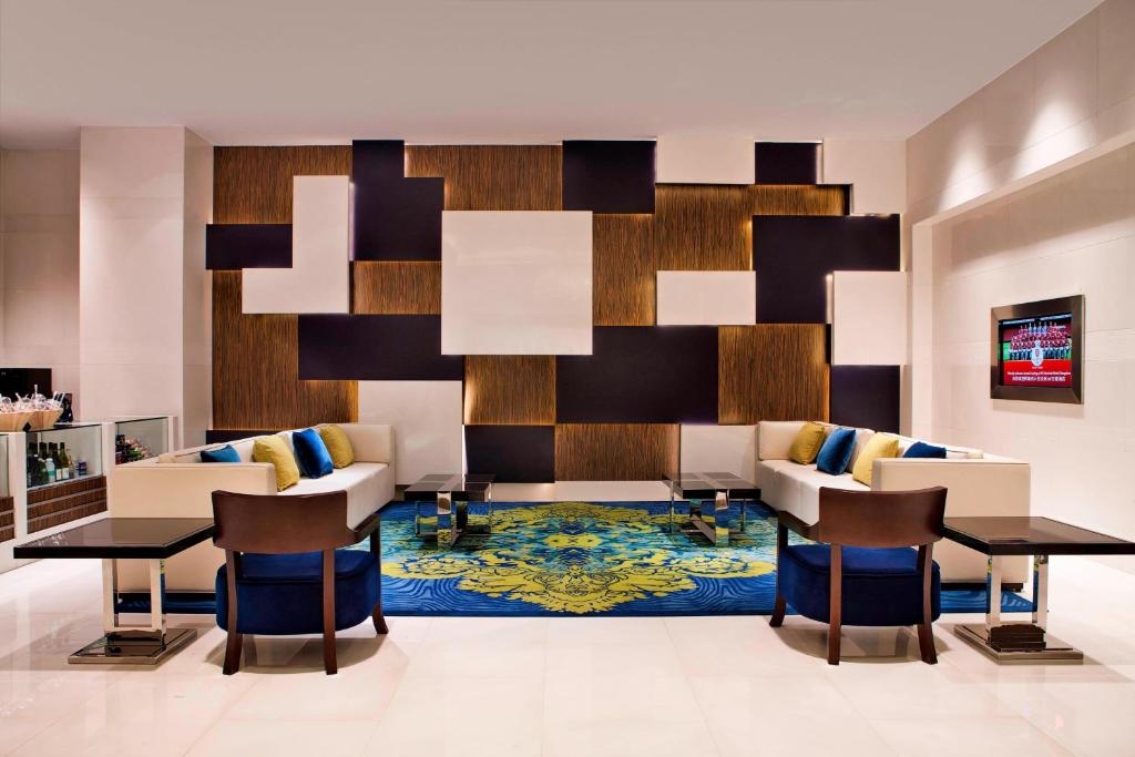 杭州杭州武林万怡酒店的大堂设有椅子、桌子和地毯。