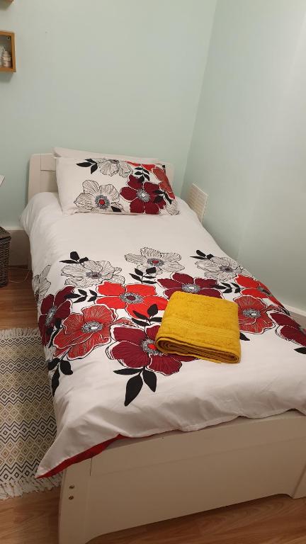 伦敦Private Room Guest Sleep的床上有毯子和黄毛巾