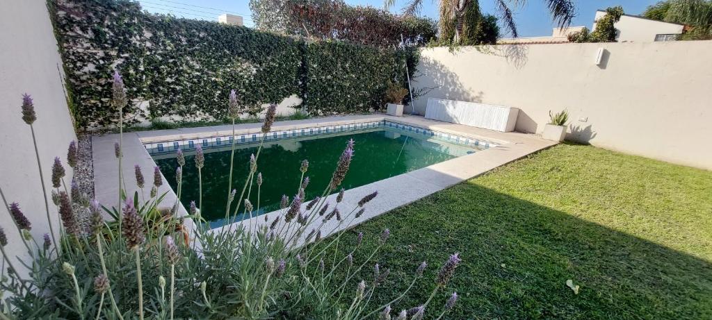 科尔多瓦Casa Pascal, Bº Villa Belgrano的围栏旁的院子内的游泳池