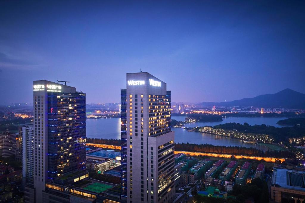 南京南京金茂威斯汀大酒店的夜晚,城市两座高楼的景色