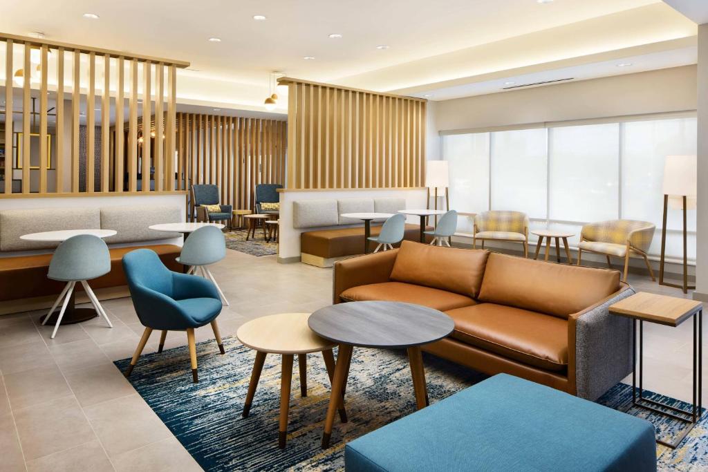 普兰特城TownePlace Suites by Marriott Plant City的大堂配有沙发和桌椅