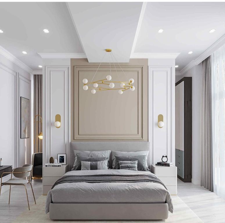 伊斯坦布尔lema Hotel的一间卧室配有一张大床和一个吊灯。