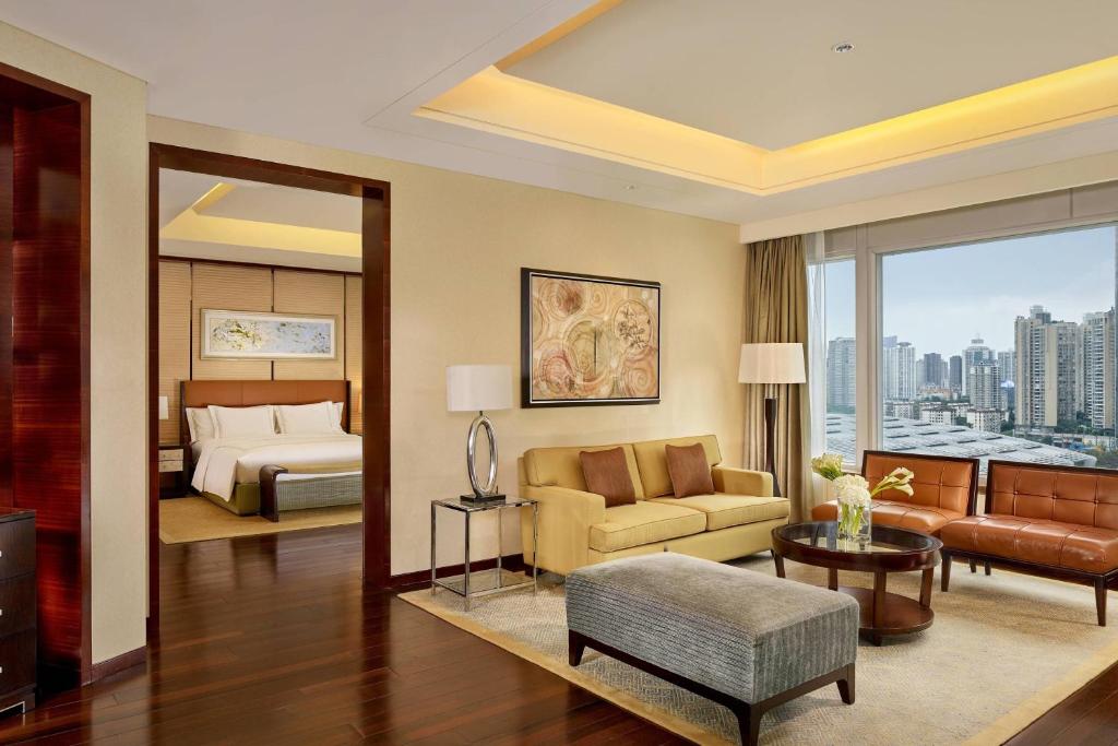 深圳深圳星河丽思卡尔顿酒店的酒店客房设有床和客厅。