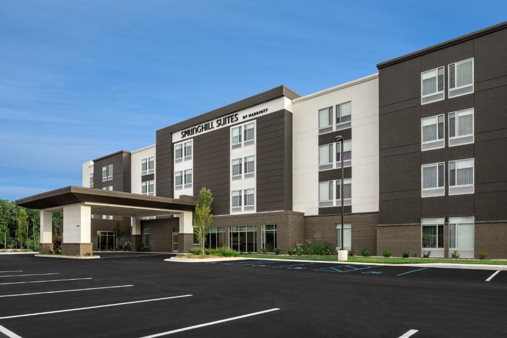 波蒂奇SpringHill Suites by Marriott Kalamazoo Portage的停车场酒店前的 ⁇ 染