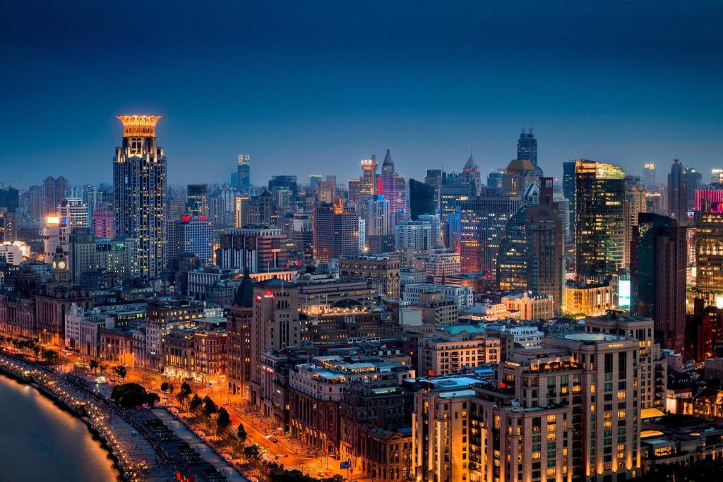 上海上海威斯汀大饭店的享有城市天际线的美景。