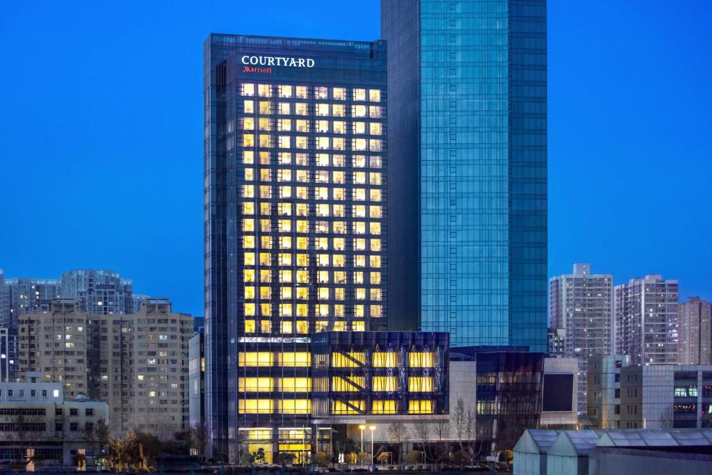 西安西安蓝海风万怡酒店的一座高大的建筑,城市里灯火通明