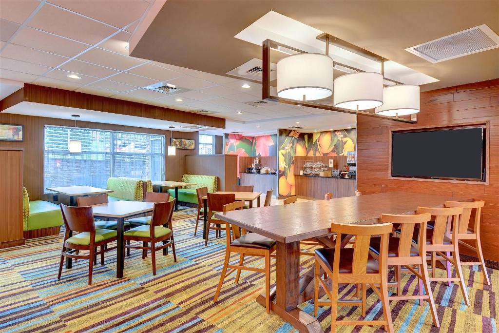 纳什维尔Fairfield Inn & Suites by Marriott Nashville Downtown-MetroCenter的一间配备有桌椅和电视的会议室