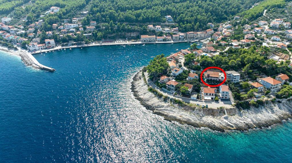 布拉托Apartments by the sea Prigradica, Korcula - 627的水中的岛屿,上面有一个红圆