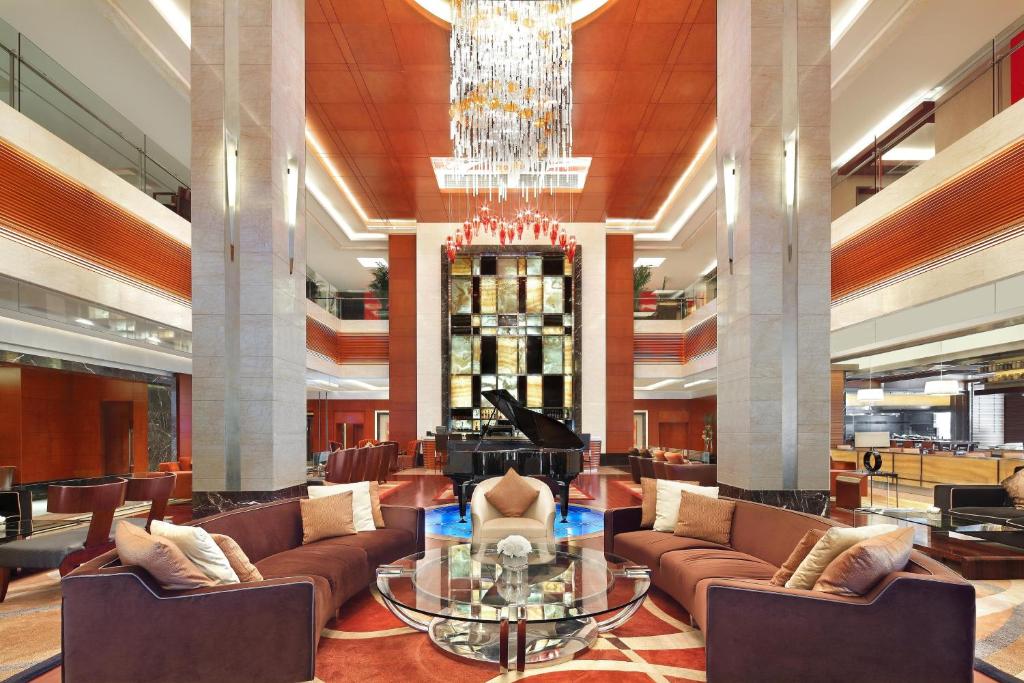 温州温州喜来登酒店的一个带沙发和吊灯的大堂