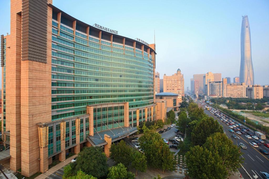 滨海新区天津万丽泰达酒店及会议中心的城市中一座大建筑的空中景观