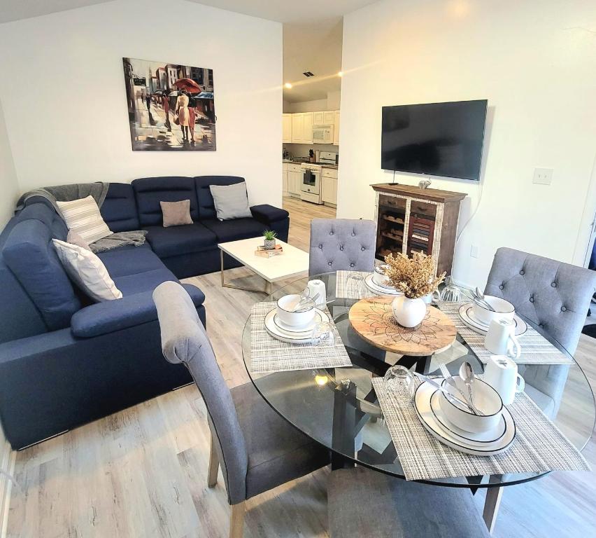泽西市LUXURY APARTMENTS 5QUEENBED - 20 min away Manhattan的客厅配有蓝色的沙发和桌子