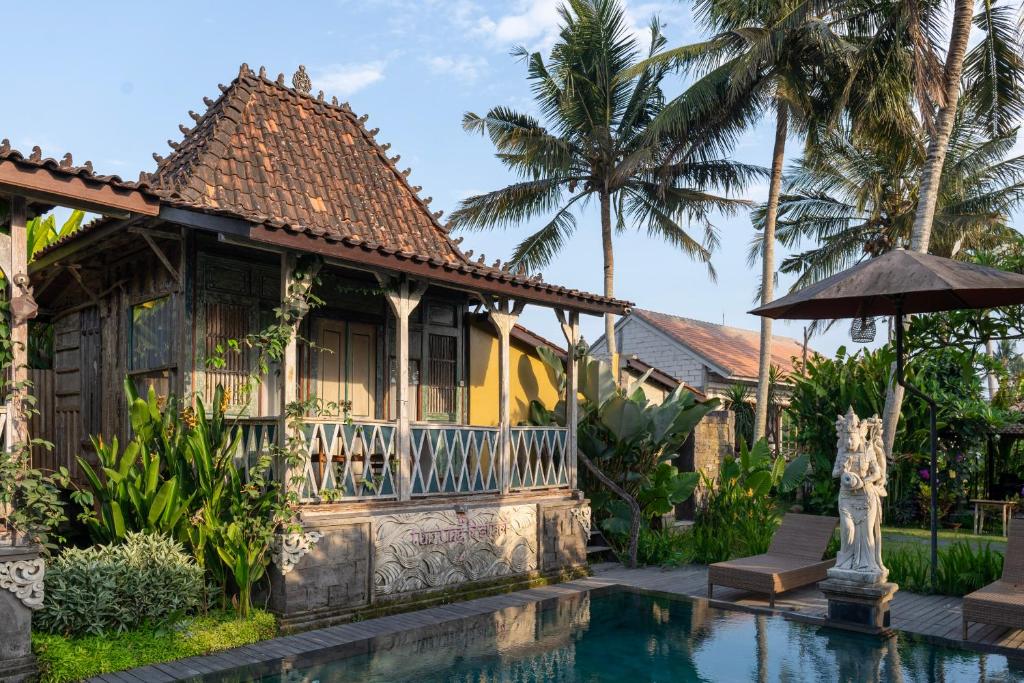 乌布Ubud Lestari Villa的别墅前设有游泳池