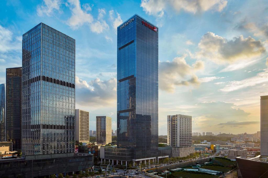广州Sheraton Guangzhou Panyu的大城市的高玻璃摩天大楼