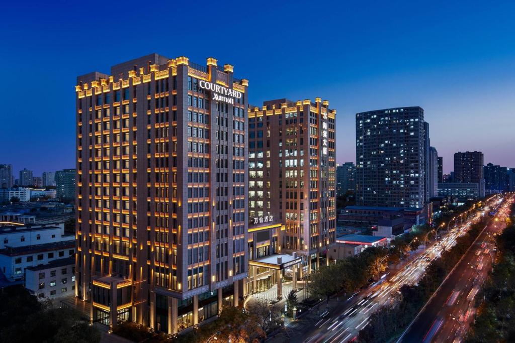 太原太原万怡酒店的一座高大的建筑,上面有城市的标志