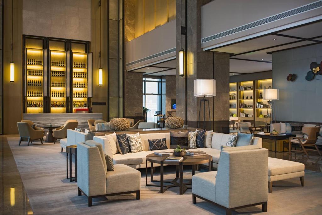 重庆重庆万豪酒店的酒店大堂设有沙发、椅子和桌子。
