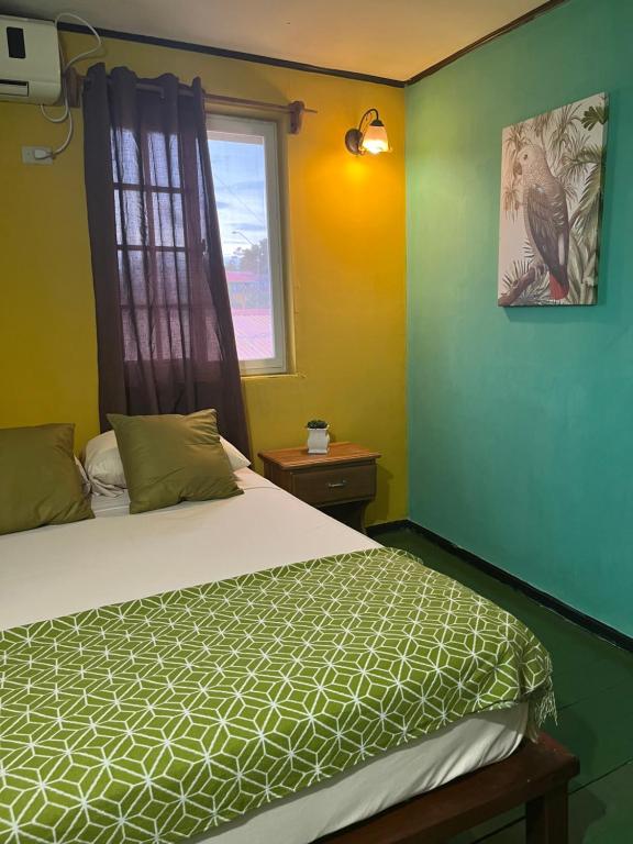 巴斯蒂门多斯Hostal Cay的一间卧室设有一张床和一个窗口