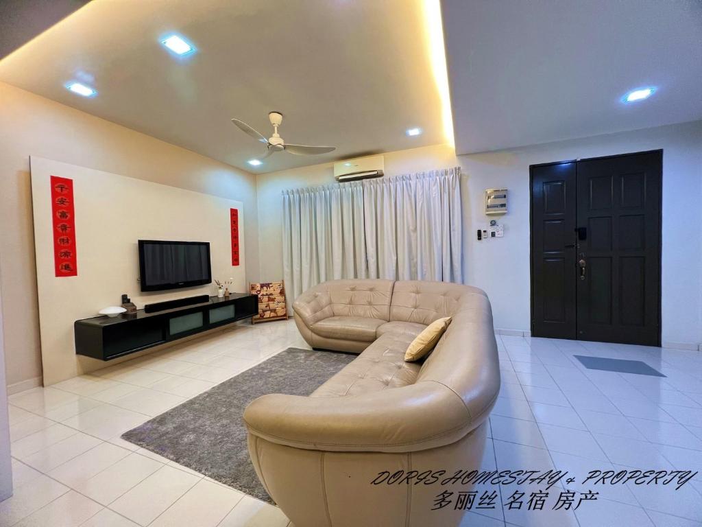 大山脚2 Storey House Bayu Mutiara @ Bukit Mertajam的带沙发和电视的客厅
