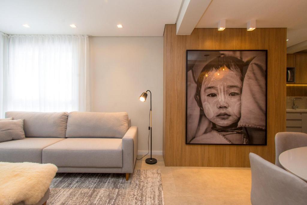 本图贡萨尔维斯Villa di Tondo House II-Lindo apartamento的客厅配有沙发和一张女人的照片