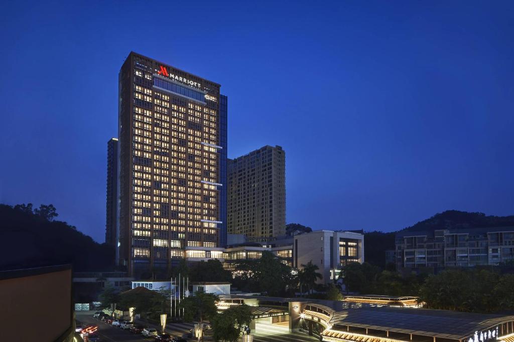 珠海珠海新骏景万豪酒店的夜晚在城市的高楼