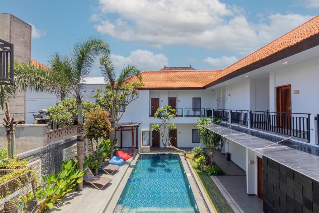 金巴兰The Baliem Hotel的从房子的阳台上可欣赏到游泳池的景色