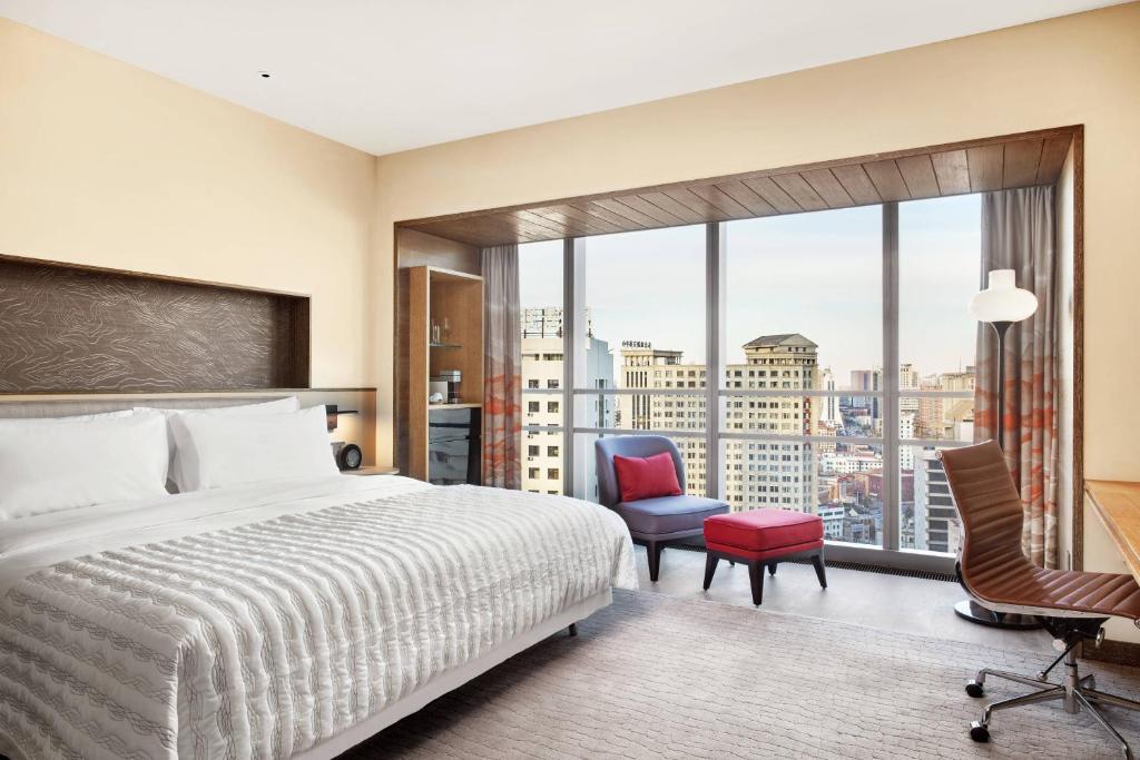 沈阳沈阳和平艾美酒店的酒店客房设有一张床和一个大窗户