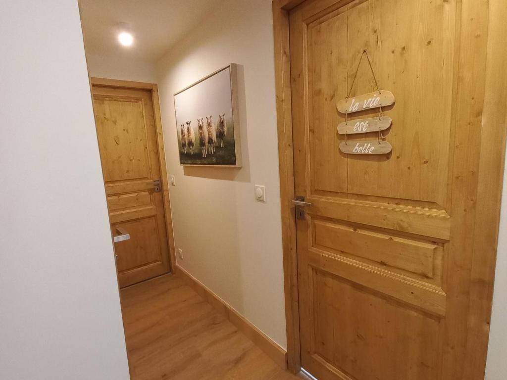 瓦尔莫雷尔Appartement Valmorel, 3 pièces, 5 personnes - FR-1-356-422的走廊上设有木门和一双鞋