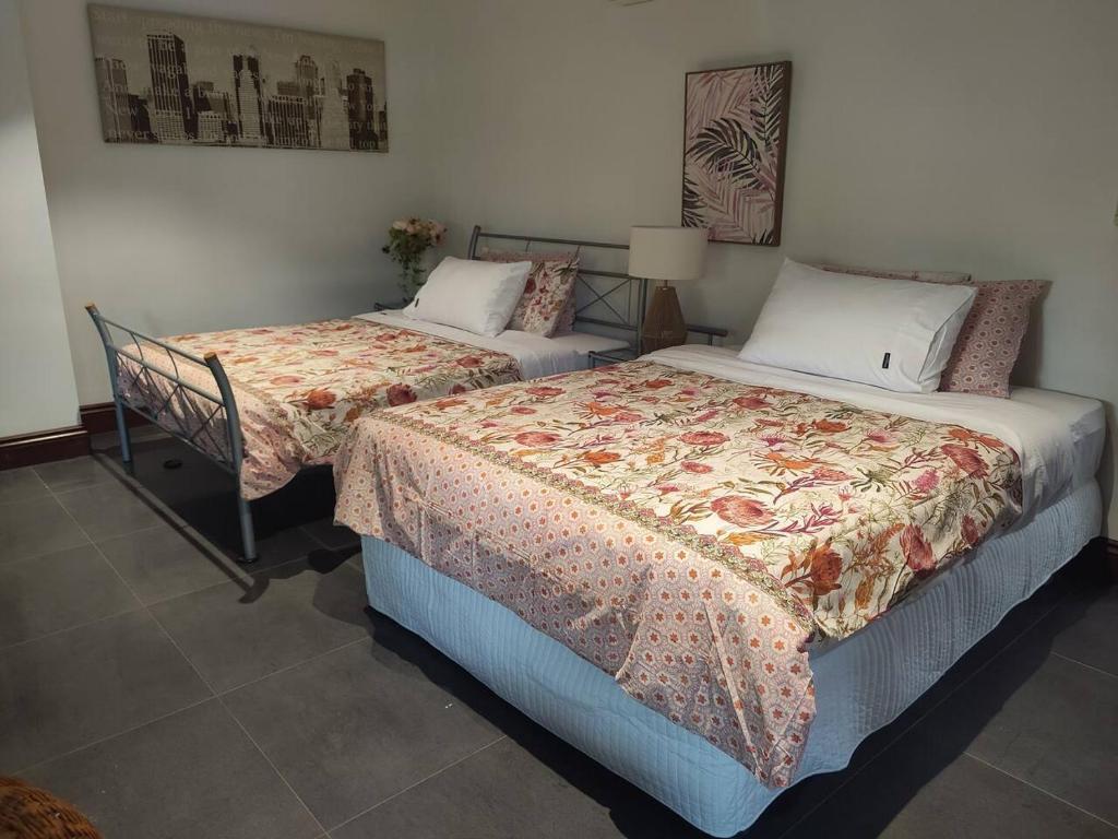 Stuart ParkLush Tropical Paradise Home - Darwin City的一间卧室,配有两张床