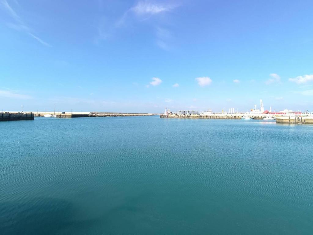 Huxi龙门海景渡假会馆  的一大片水体,城市背景