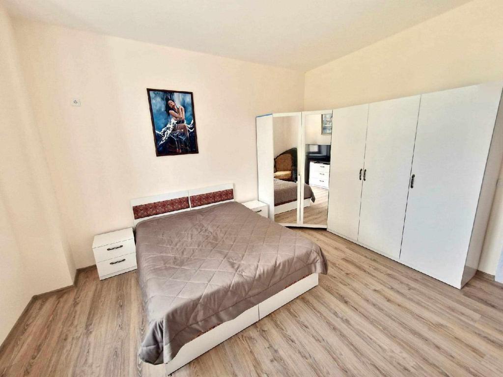 多布里奇Апартаменти Москва的一间卧室配有一张床和白色橱柜