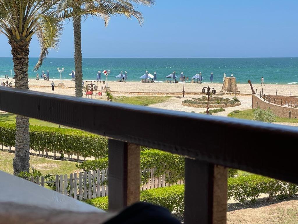 阿里什Villa, Sea Front View منتجع قرية سما العريش的阳台享有海滩美景。