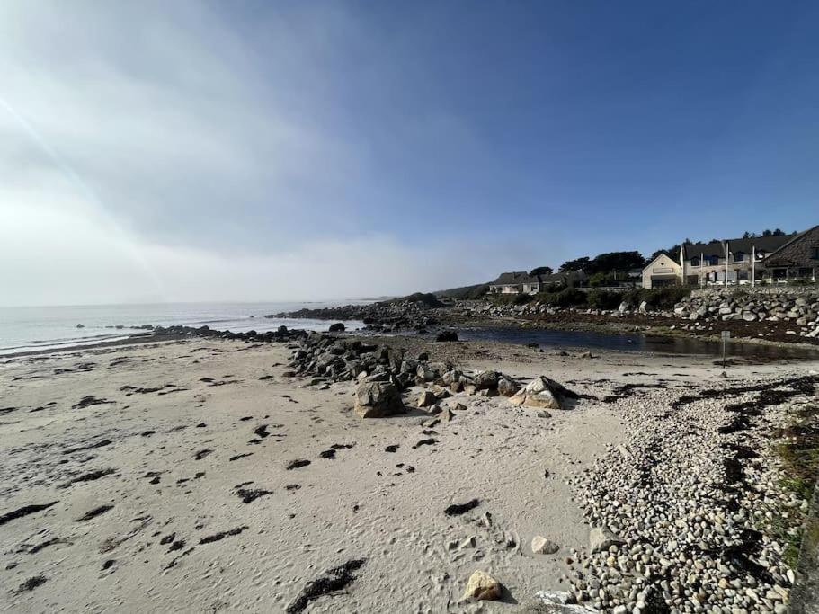 戈尔韦Wild Atlantic Way Cottage Galway的一片拥有许多岩石和海洋的海滩