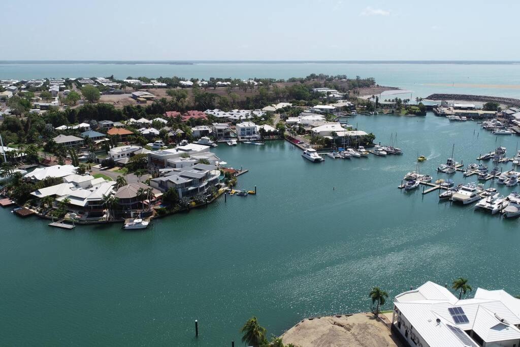 LarrakeyahMarina Views Apartment Cullen Bay的海港的空中景色,水中有船只