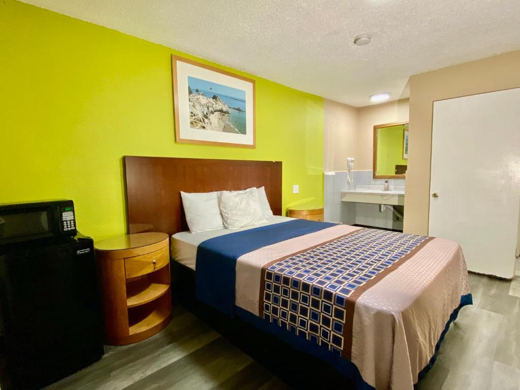 洛杉矶4 Star Motel的酒店客房设有床和水槽