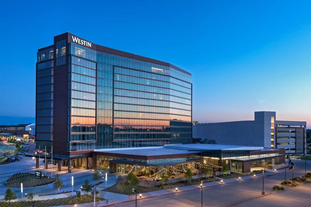 欧文The Westin Irving Convention Center at Las Colinas的黄昏时 ⁇ 染医院大楼