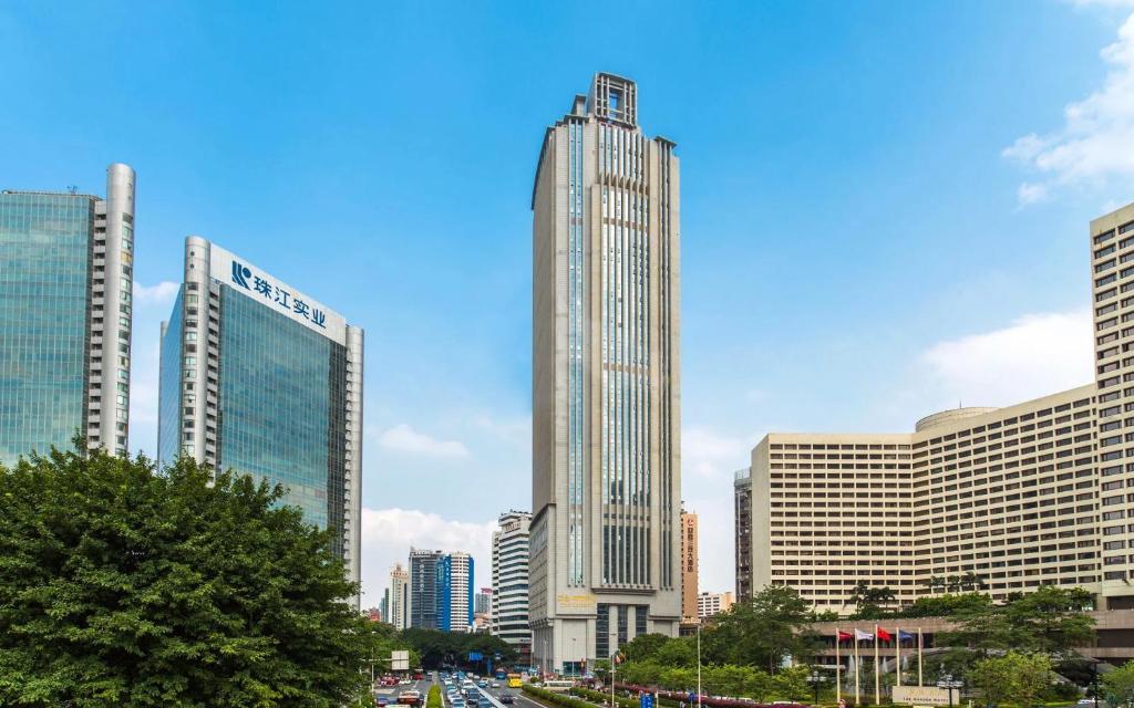 广州广州志诚领游国际公寓的城市天际线,前沿有高楼