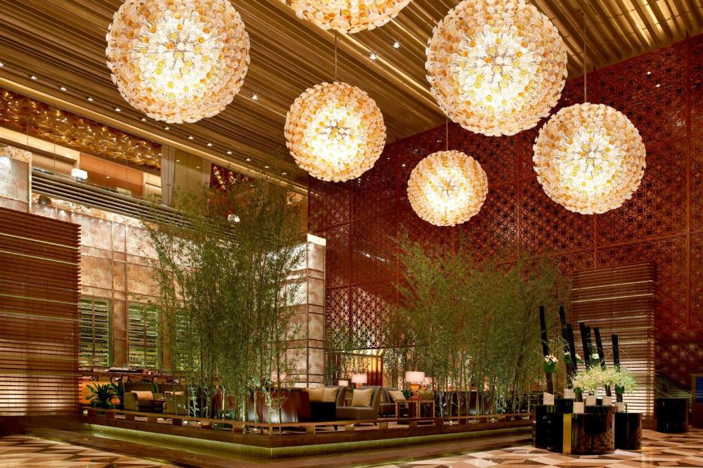 天津天津君隆威斯汀酒店的大堂设有大灯和桌椅
