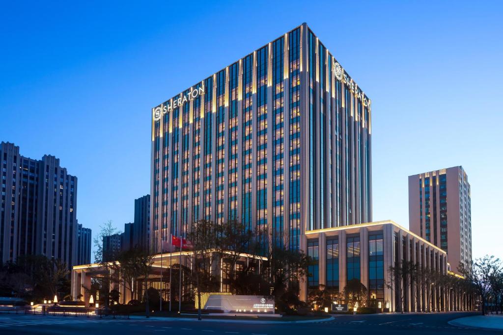 上海上海宝华喜来登酒店的一座高大的建筑,城市里灯火通明