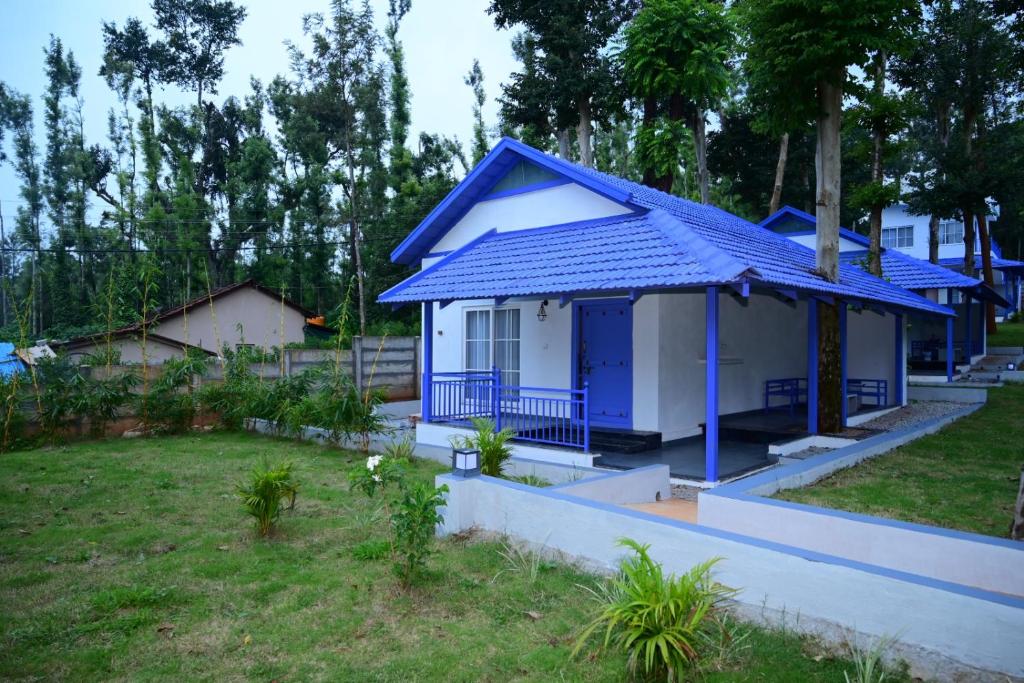 奇克马格尔Shree Kalya Resort- Chikmagalur的蓝色屋顶的小房子
