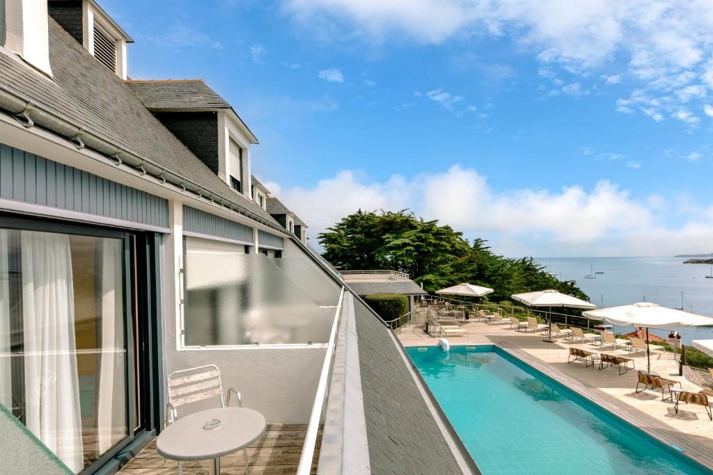 索宗卡迪纳百丽恩美酒店的一个带游泳池的别墅的阳台