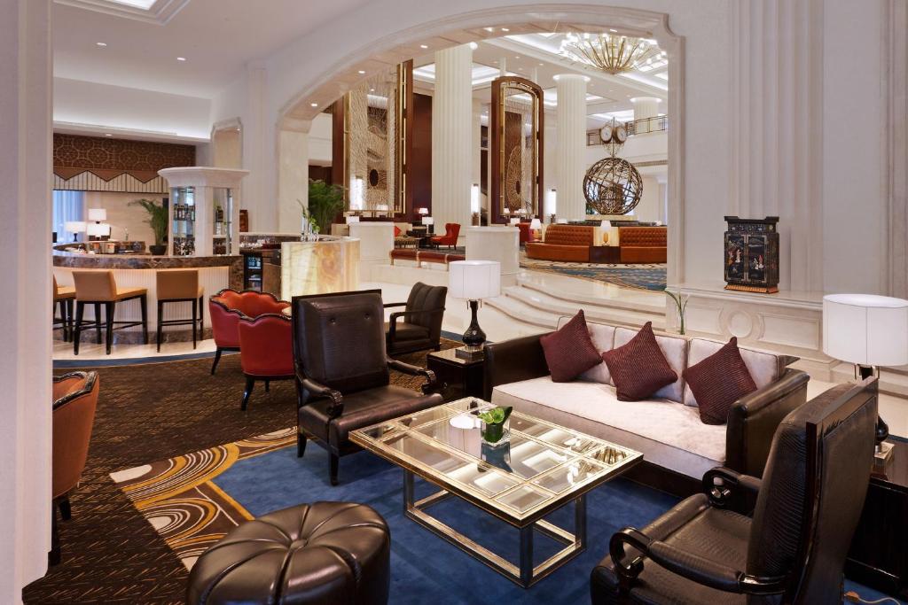 常州Sheraton Changzhou Wujin Hotel的大堂配有沙发、椅子和桌子
