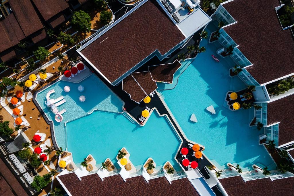 农布The Gems Mining Pool Villas Pattaya的享有度假村游泳池的顶部景致
