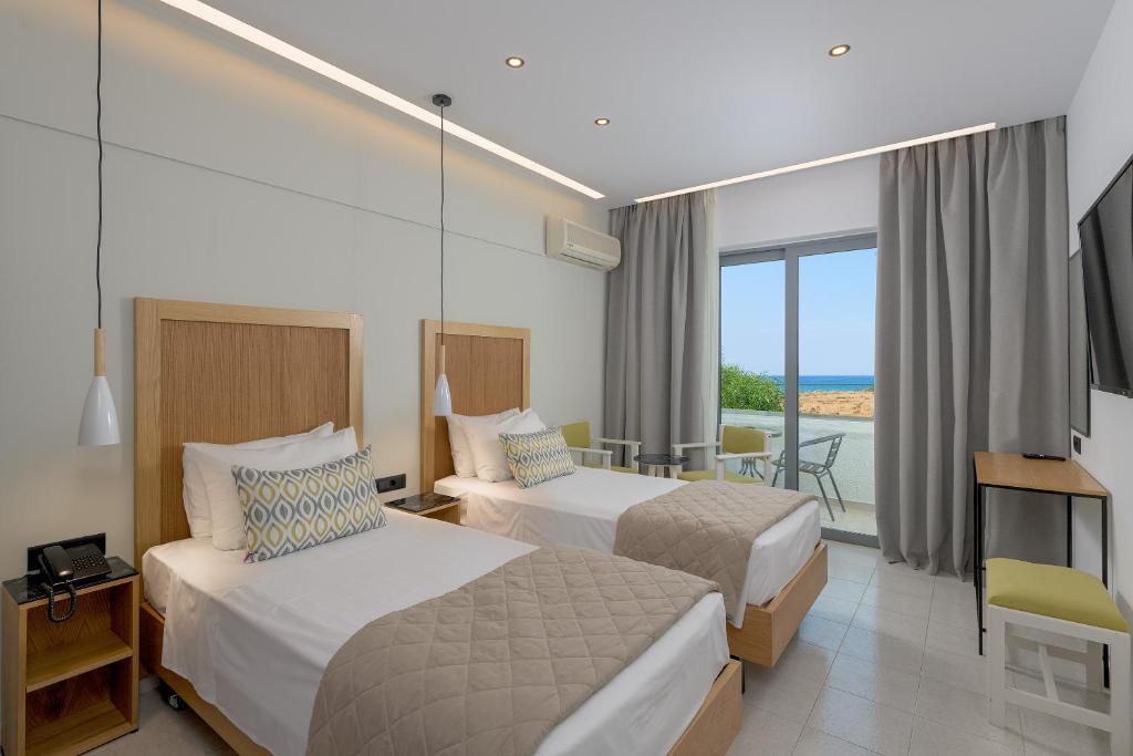 塞奥洛戈斯尼瓦纳海滩酒店的酒店客房设有两张床和一个阳台。