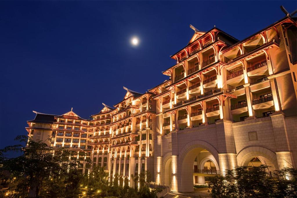 海口海口万豪酒店（享温泉）的一座在天空中月亮的大建筑