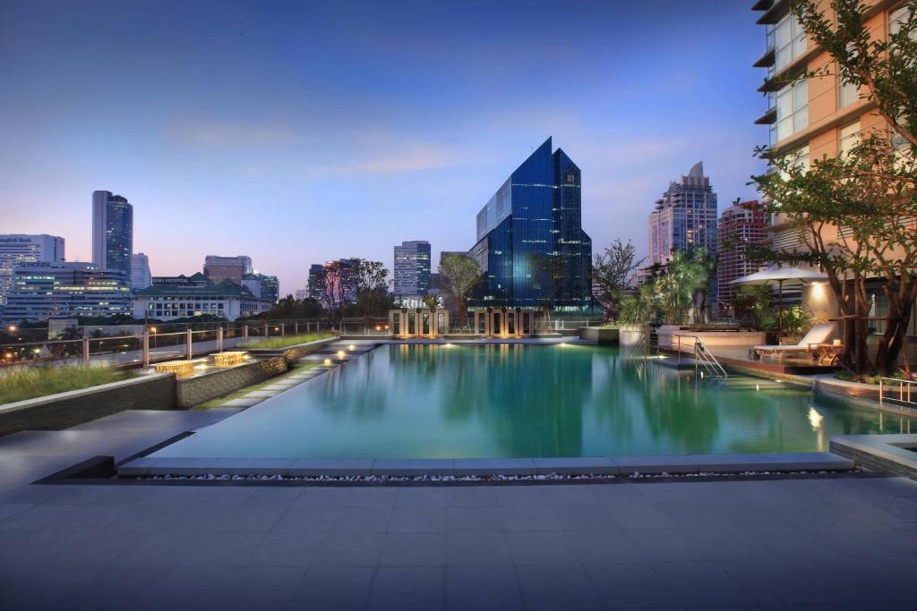 曼谷曼谷沙通维斯塔 - 万豪行政公寓的一座城市天际线的游泳池