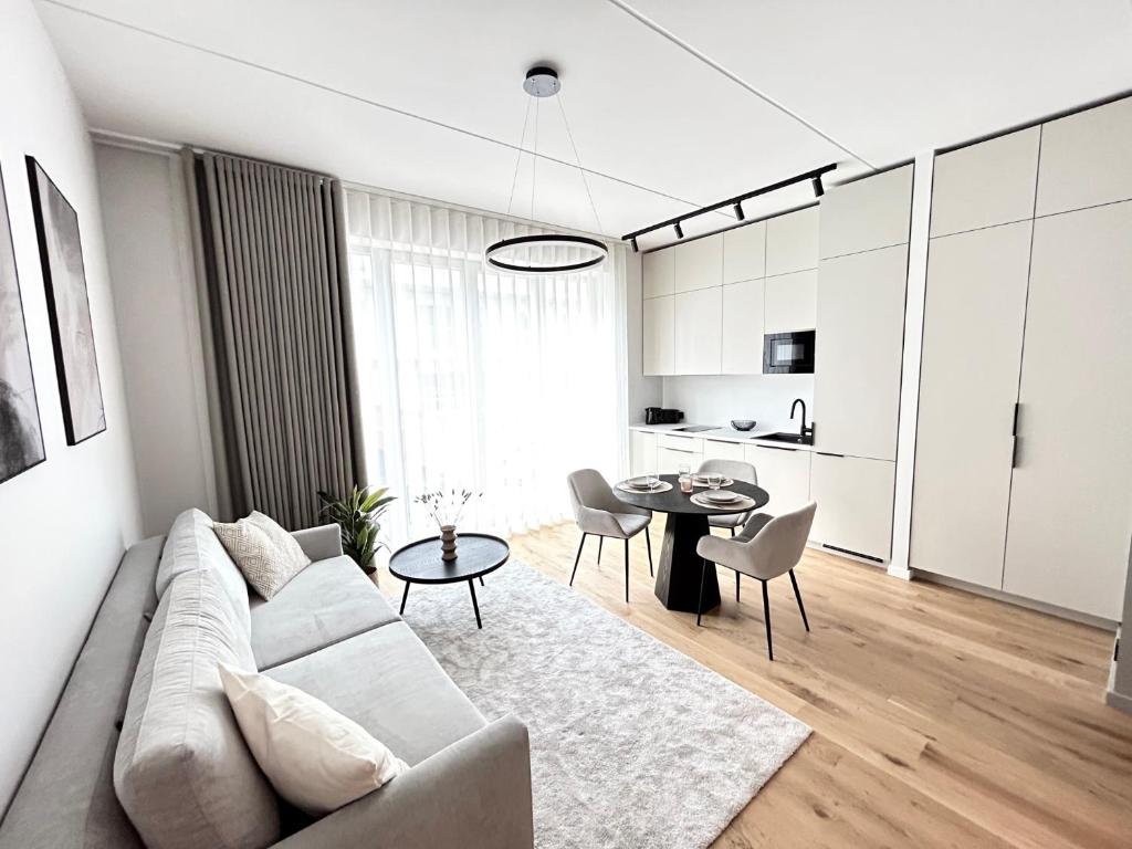 派尔努Esplanaadi Residences的白色的客厅配有沙发和桌子