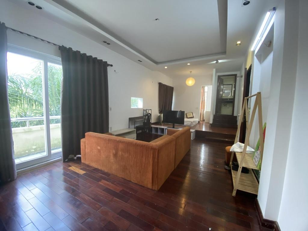 海阳Khách sạn Phương Đông的客厅设有厨房和大窗户