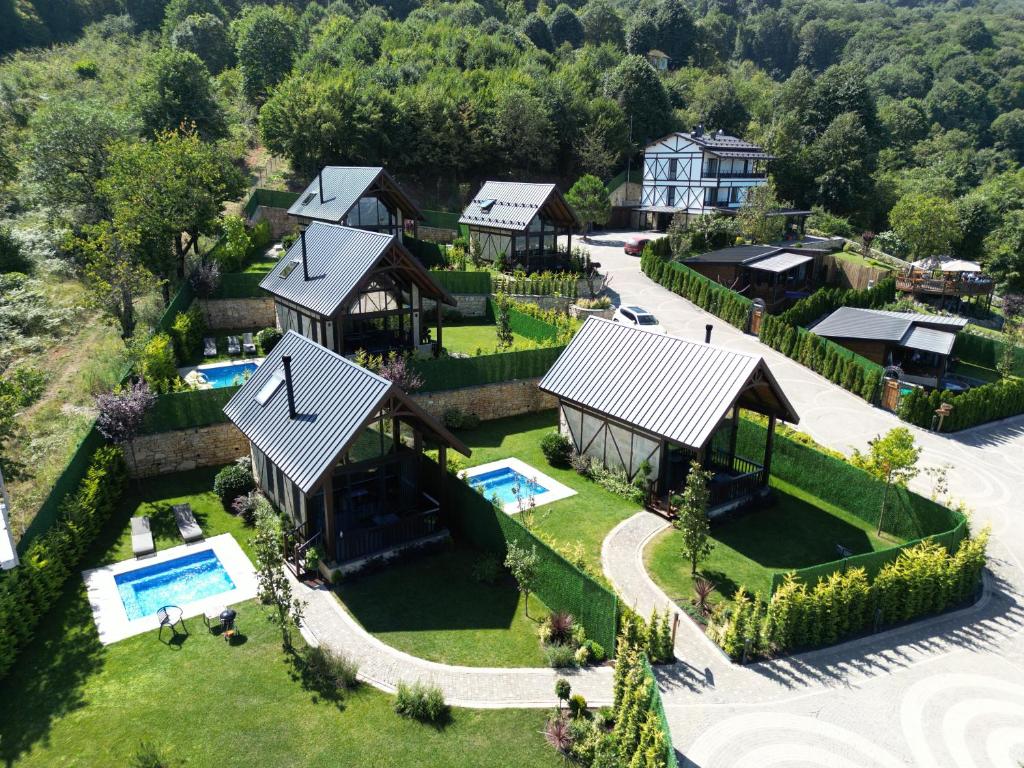 卡特佩Kartepe Panorama的享有带游泳池的房屋的空中景致