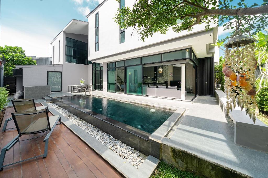 普吉镇Villa Lami - Tropical Modern Loft Phuket with 3BD, private pool, Gym and Sauna的后院带游泳池的房子